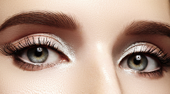 Ojos de mujer con maquillaje natural con un toque iluminador