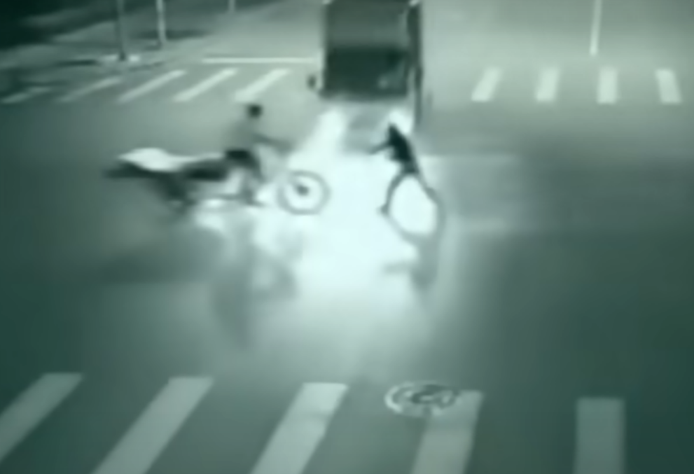 Ángel salva a ciclista de ser atropellado por un camión